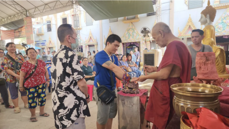 ส่องเลขเด็ด คนเขย่าเซียมซีขอโชค พระเงินพระทอง ลุ้นรวยรับสงกรานต์