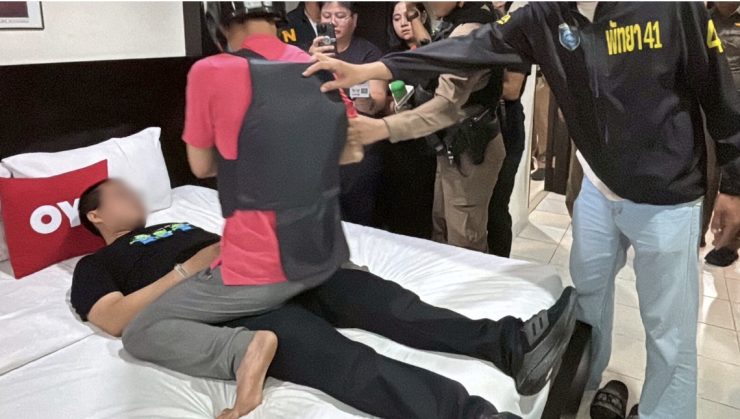 คุมตัวจีนอำมหิต ทำแผนฆาตกรรมสาวสอง พ่อสุดทนคว้าขวดฟาดหน้าคนร้าย